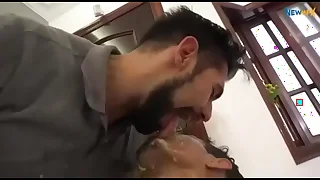 Safado lambendo vomito do macho